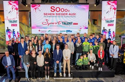 Abschlussbild am Ende: Die Ausgezeichneten und die Organisatoren der Sportlerumfrage von Erzgebirgssparkasse, "Freie Presse", Landratsamt und Kreissportbund stellten sich vor dem Ansturm aufs Buffet zum gemeinsamen Gruppenbild auf der Bühne den Fotografen. 