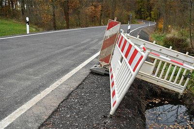Neben der S 44 zwischen Leupahn und Hohnbach gibt es noch Baugruben, an der Straße wird nicht mehr gebaut.