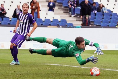 Jan Hochscheidt (li.) und Martin Männel (hier beim Spiel vor drei Wochen in Hannover) wissen, wie man in Rostock gewinnt. Beim letzten Zweitligaduell der Vereine standen beide auf dem Platz. Der Torwart parierte einen Strafstoß, Hochscheidt schoss den Auer Siegtreffer. 