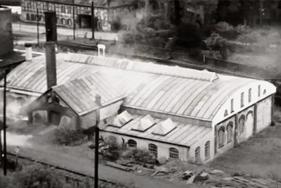 In dieser - längst veränderten - Eisenwerk-Halle (hinten der Herrenhof) war ein Teil des Flugzeugbaus angesiedelt. 