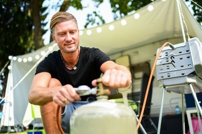 Bevor gebrutzelt wird, erst der Sicherheitscheck: Vor dem Angrillen Schlauch, Druckregler und Ventile prüfen – bei Rissen oder Porosität sofort tauschen.