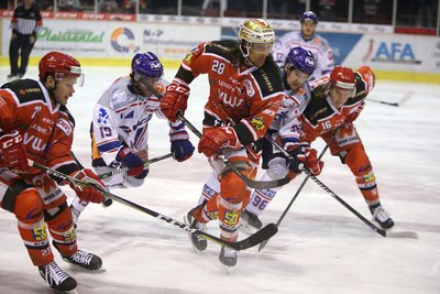 Patrick Pohl (Mitte) jagt dem Puck hinterher, die Gegner dicht auf den Fersen.