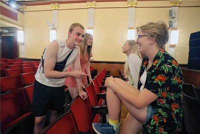 Die Hauptdarsteller Lucas Clauß, Marie Saborowski, Lara Hoffmann und Jette Drewanz (v. l.) in einer Probenpause.