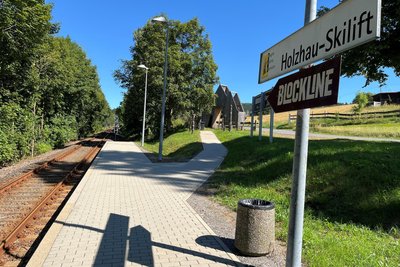 Bahnstation Holzhau-Skilift mit neuen Blockline-Schildern.