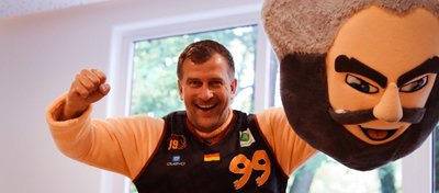 Rene Kindermann verkleidete sich nicht nur als "Chemmy"-Maskottchen, sondern auch als Hausmeister.
