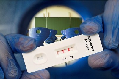 Regelmäßige Tests in Klassenzimmern entscheiden darüber, ob der Unterricht vor Ort ausfällt oder nicht. 