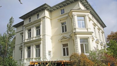 Das Deckengemälde in der Villa Crimmitschauer Straße 34c in Werdau, in dem sich ein Hospiz befindet, ist beschädigt und soll restauriert werden.
