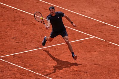 Alexander Zverev bei einem Netzangriff im Halbfinale der French Open.