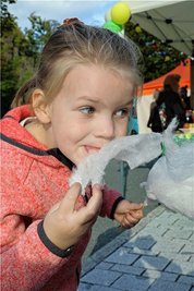 Die fünfjährige Lene Müller aus Lauter ließ sich die Zuckerwatte schmecken.