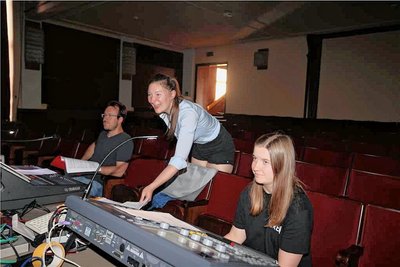 Niel Yorck, Vanessa Lederer und Maike Pöschel (von links) verfolgen die Proben hinter dem Regie- und Reglerpult.