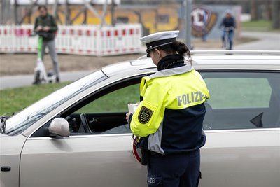 „Achtung, Verkehrskontrolle.“ Der Verbesserungsvorschlag der Beschwerdestelle der Polizei hat tatsächlich damit etwas zu tun.