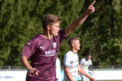 David Landmesser ist derjenige in der Expertenrunde, der am besten erklären kann, warum der Ball bei den EM-Spielen ins Tor gegangen ist – oder eben auch nicht. Der 33-Jährige stürmt für den BSV Irfersgrün in der Kreisoberliga Vogtland – und wie. In 26 Spielen machte der 33-Jährige 35 Buden und schoss seine Mannschaft damit zum Kreismeistertitel.