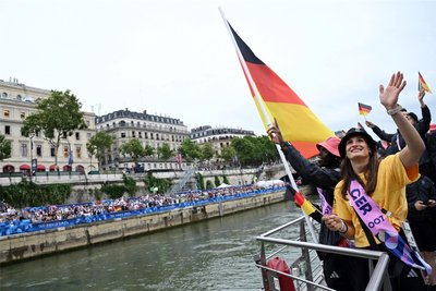 Bei der Eröffnungsfeier auf der Seine durfte Judoka Anna-Maria Wagner gemeinsam mit Basketballer der Dennis Schröder die deutsche Fahne tragen.