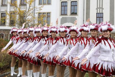Über eine Crowdfunding-Aktion wurden die neuen Hüte für die Jugendgarde des Ro-We-He finanziert. Der Erfolg war allerdings so groß, dass von den Einnahmen letztlich auch neue Prinzenpaarkostüme gekauft werden konnten.