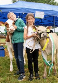 In der Gesamtbewertung rangierte Franz Nieghorn mit Kalb Franziska hinter Schulfreundin Ida Zimmermann mit Kalb Eselchen. 