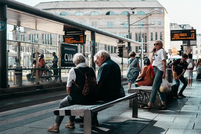 Am Bahnsteig 9 ist es immer voll. Hier fährt die Bahn nach Hutholz, ins Heckertgebiet, wo insgesamt über 30.000 Menschen leben.
