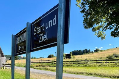 Die neuen Blockline-Schilder an der Bahnstation mit dem Skilift im Hintergrund.