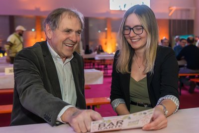 Dietmar Schneider gibt die Organisation an Julia Lang ab. Die Abiturientin von einst ist als Lehrerin zurück.