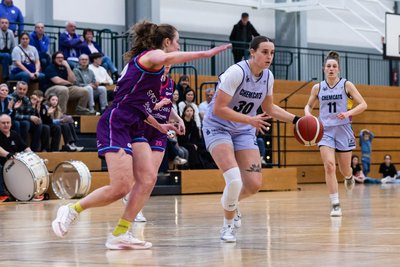 Erin Kathleen Stroberg (am Ball) überzeugte im letzten Spiel der Chemcats gegen Göttingen.