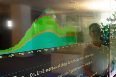 Blick auf die Medienwand im Newsdesk an der Chemnitzer Brückenstraße: Hier lässt sich unter anderem in Echtzeit verfolgen, welche Inhalte auf der Webseite und in der App der „Freien Presse“ genutzt werden und aus welchen Quellen von Facebook über Google bis hin zu Newslettern sich die Resonanz des Publikums speist.