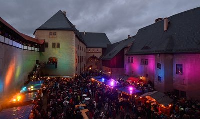 Tausende bevölkerten den Schlosshof.