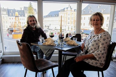Beim ersten Probelauf für die neue Bar genossen unter anderem Karola Schubert und Jörn Hamann den Blick auf den Annaberger Markt.