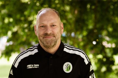 Jens Kreißl ist in Chemnitz und Umgebung vielen nur unter seinem Spitznamen „Ref“ bekannt, was für Referee, also Schiedsrichter, steht. Dass er gut bei Stimme ist, zeigt der 44-Jährige regelmäßig als „Uffta“-Anstimmer bei den Fans der Basketballer der Niners Chemnitz. Seine große Leidenschaft ist aber die Schiedsrichterei, mit der er es als Assistent an der Linie immerhin bis bis in die Oberliga geschafft hat.