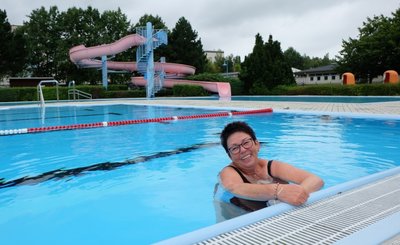 Brigitte David hatte zuletzt viel Platz im Wasser. Auch bei niedrigen Temperaturen schwimmt sie fast täglich ihre20 Bahnen im Lugauer Freibad. "Es ist schön, dass hier bei jedem Wetter geöffnet ist", sagt sie. 