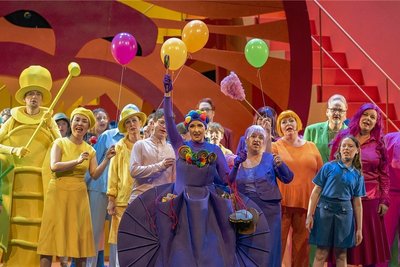 Bei dem Musiktheaterwerk "Spuk unterm Riesenrad" von Oliver Ostermann (Musik) und Thomas Winter (Text) hat Ausstatter Sebastian Ellrich bei Bühne und Kostümen nicht an der Farbe gespart. 