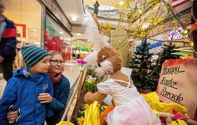Besucher betrachten die Hasen im Plauener Einkaufszentrum Stadt-Galerie.