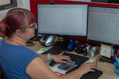 Alles beginnt am Computer: Simone Meinel, Leitung in der Entwicklung, zeigt, wie per Software die Maschinen gesteuert werden.