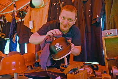 Robert Pallesche stellte seine Sammlung Feuerwehrausrüstung vor.
