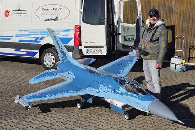 Vereinschef Marcus Wolf mit dem Modell einer F 16. Die Modellbauer sind startklar für ein tolles Wochenende in Bernsbach.