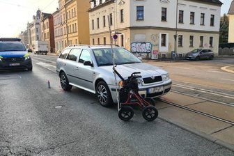 84-Jährige in Zwickau angefahren: Rollator kracht in die Windschutzscheibe - Eine 84-Jährige ist am Mittwoch bei einem Unfall in Zwickau schwer verletzt worden.