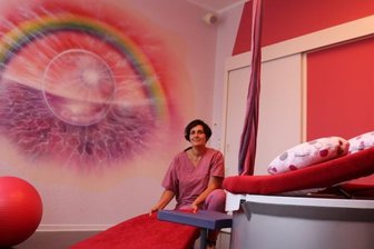 84 Prozent der Mütter würden Geburtsklinik weiterempfehlen - Klinikatmosphäre war gestern. Heute können Frauen sitzend, stehend oder liegend ihr Kind zur Welt bringen. Hebamme Mandy Süß zeigt die Ausstattung in der Klinik Erlabrunn. Diese Klinik wurde von den meisten Müttern weiterempfohlen.