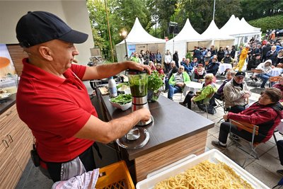 Erinnerung an das erste Genussfest 2022 im Burgstädter Wettinhain: João Grincho stellt vor den Augen der Besucher grüne Pasta her. Künftig hat er weitere Kochshows in der Stadt geplant und will ein Restaurant eröffnen.