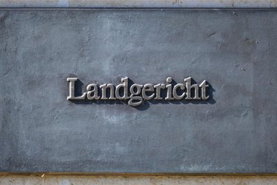 Gegen drei ehemalige Mitglieder eines Mobilen Einsatzkommandos wird wegen Bestechlichkeit in Tateinheit mit Diebstahl verhandelt.