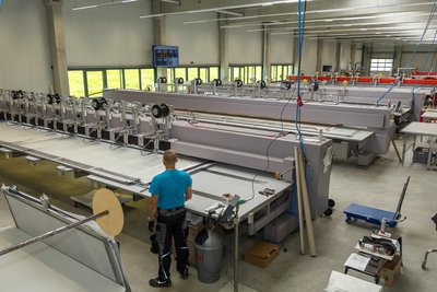 Einblick in die Produktionshalle: Hier werden die Funktionsfäden auf die Trägermaterialien gestickt.