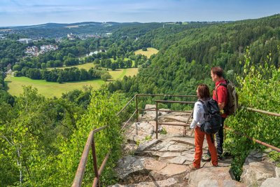 Der Blick vom Weißen Kreuz am Elsterperlenweg in Greiz ist eindrucksvoll.