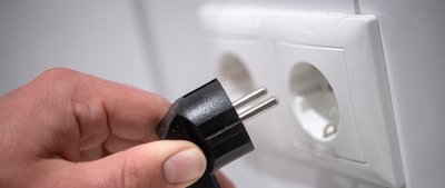 Sein Verlängerungskabel in eine fremde Steckdose hat ein Erzgebirger gesteckt. Jetzt wurde er zu einer Haftstrafe verurteilt. 