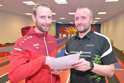 Im Spiegelwaldderby der Bezirksligakegler trafen Bernsbach um Christian Laupitz (r.) und Kellerkind Grünhain um Mannschaftsleiter Florian Keller aufeinander.