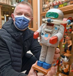 Museumschef Uwe Löschner zeigt einen Nussknacker-Astronauten, der in Oberallgäu hergestellt wurde. 