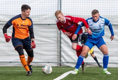 Frühes Anlaufen, wie es hier Anton Gehmlich gegen Mittweidas Torwart Robert Schmidt und Maximilian Bayer (r.) praktiziert, war selten zu sehen. Beide Teams starten kommendes Wochenende in die Punktspiele. 