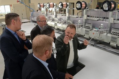 Bei einem Produktionsrundgang zur Einweihung im Mai erklärte Geschäftsführer Markus Flechsing (rechts) den anwesenden Gästen den Arbeitsprozess.