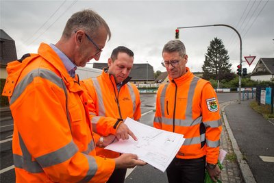 Benjamin Kaden (v. l.), Landrat Rico Anton und Rico Ott gehören zu einem Team des Landratsamtes, das sich am Dienstag das Straßennetz in der Region genauer anschaute.