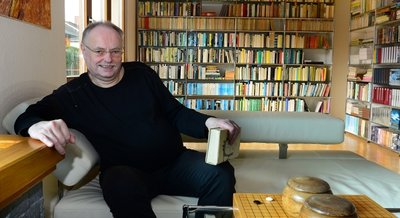  Gute Unterhaltung ohne Fernseher: Hans-Dietrich Pester in seinem Wohnzimmer in Mittweida. 