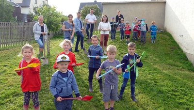 Symbolisch vollzogen die Kinder der Kita "Borstel" in dieser Woche einen Spatenstich für den Beginn der Bauarbeiten. 