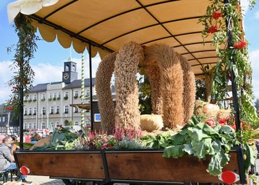Eine Erntekrone gehört zum Erntedankfest dazu.