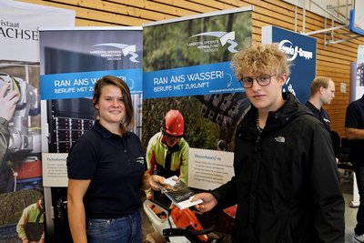 Am Stand der Landestalsperrenverwaltung erklärt Laura Vater Augustin Hilpert den Beruf des Wasserbauers.