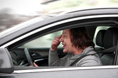 Verkehrsrowdy in Aktion: Sich bei einem Ärgernis schnell abzureagieren ist Alltag. Entsprechend aggressiv ist das Miteinander auf den Straßen.